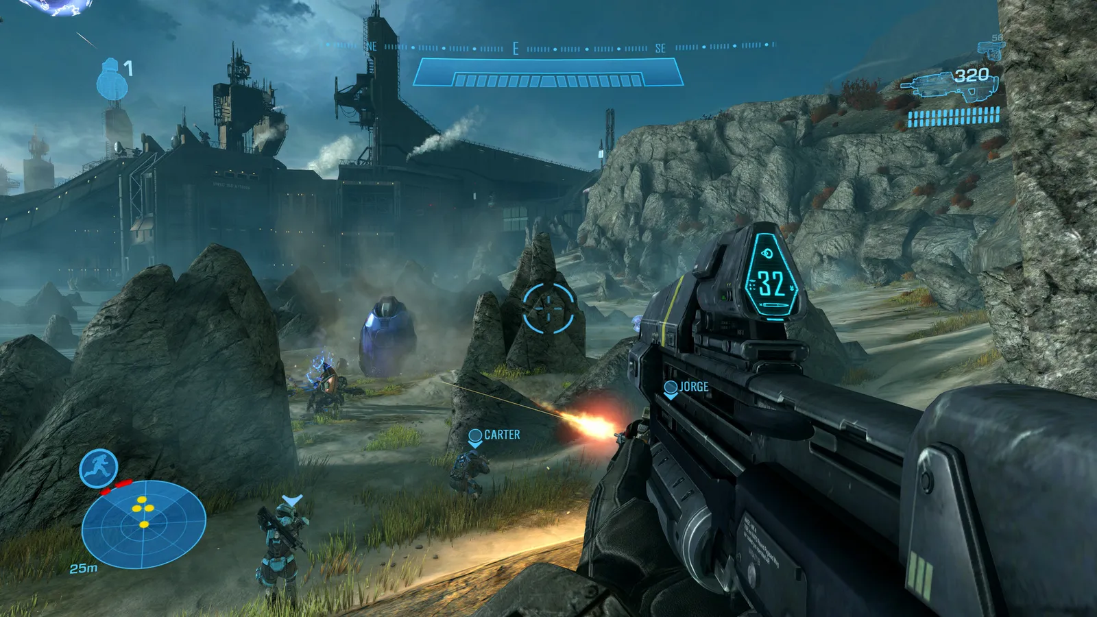 Cena em primeira pessoa de Halo com rifle futurista, soldados aliados e inimigos em terreno rochoso.
