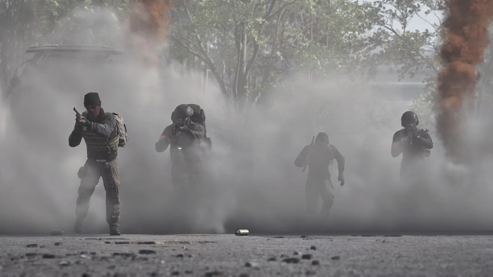 Quatro soldados armados avançam por uma rua coberta de fumaça, com árvores e fogo ao fundo.