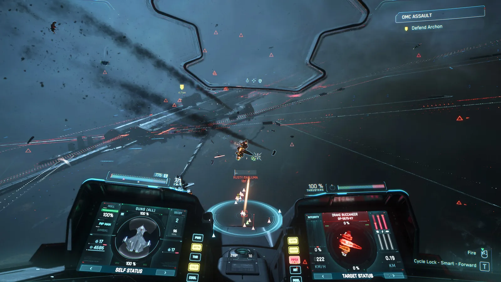 Visão de cockpit de nave em combate espacial, com interface holográfica e naves inimigas ao fundo.