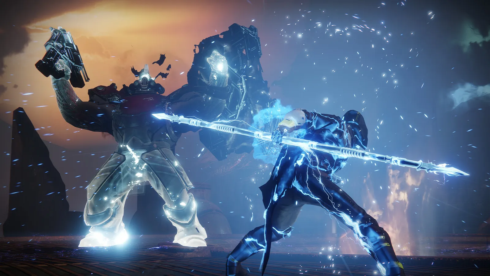 Dois Guardiões em combate, um dispara uma arma enquanto o outro avança com uma lança de energia azul.
