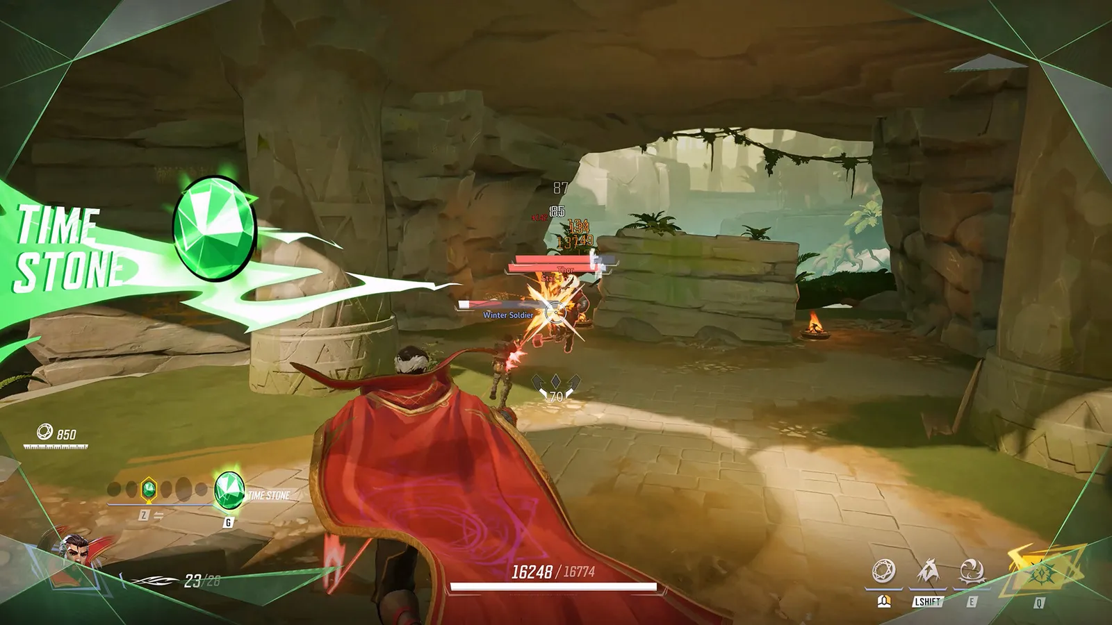Doutor Estranho enfrenta inimigos em ruínas de pedra em Marvel Rivals, com interface de combate e indicação da Joia do Tempo.