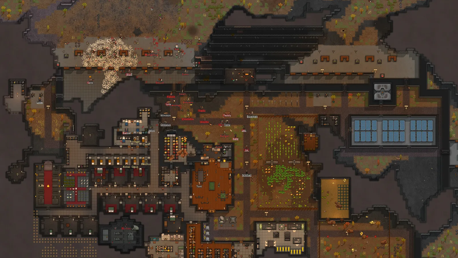 Captura aérea de uma colônia em RimWorld, com salas industriais, plantações, painéis solares e personagens.