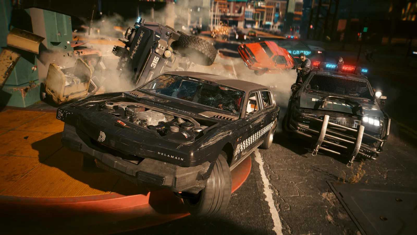 Perseguição noturna em Night City com carros danificados, moto capotada e viaturas policiais.