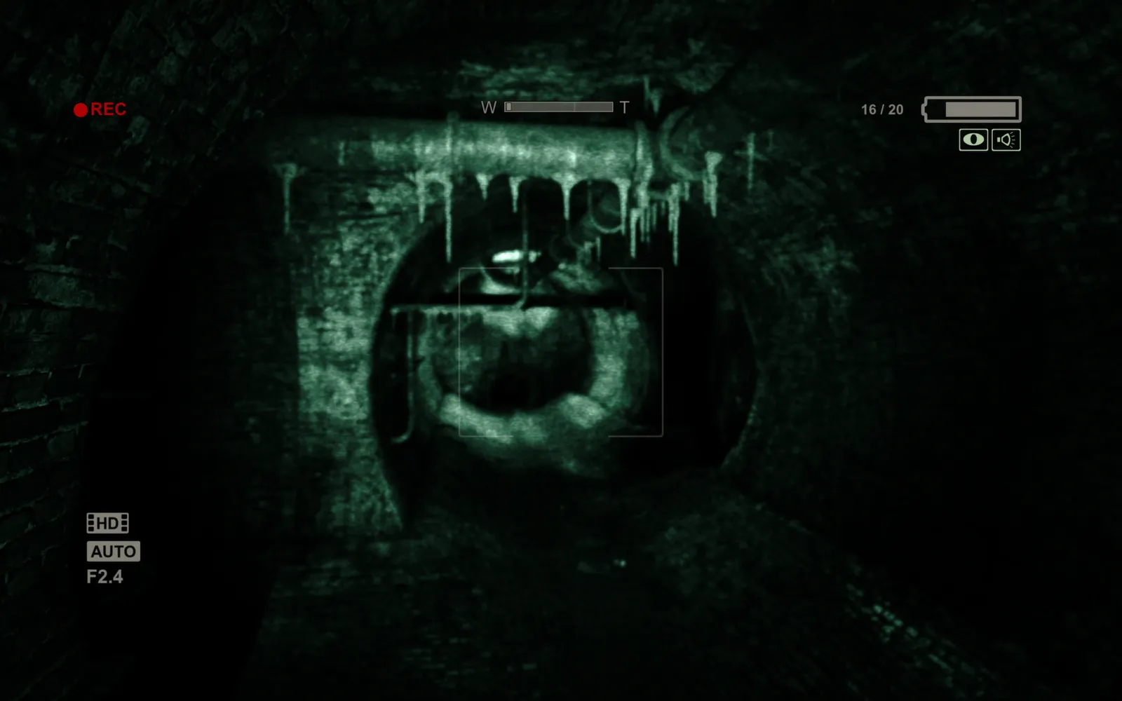 Visão noturna de câmera mostra um túnel escuro de esgoto, com passagem circular e indicadores de gravação na tela.