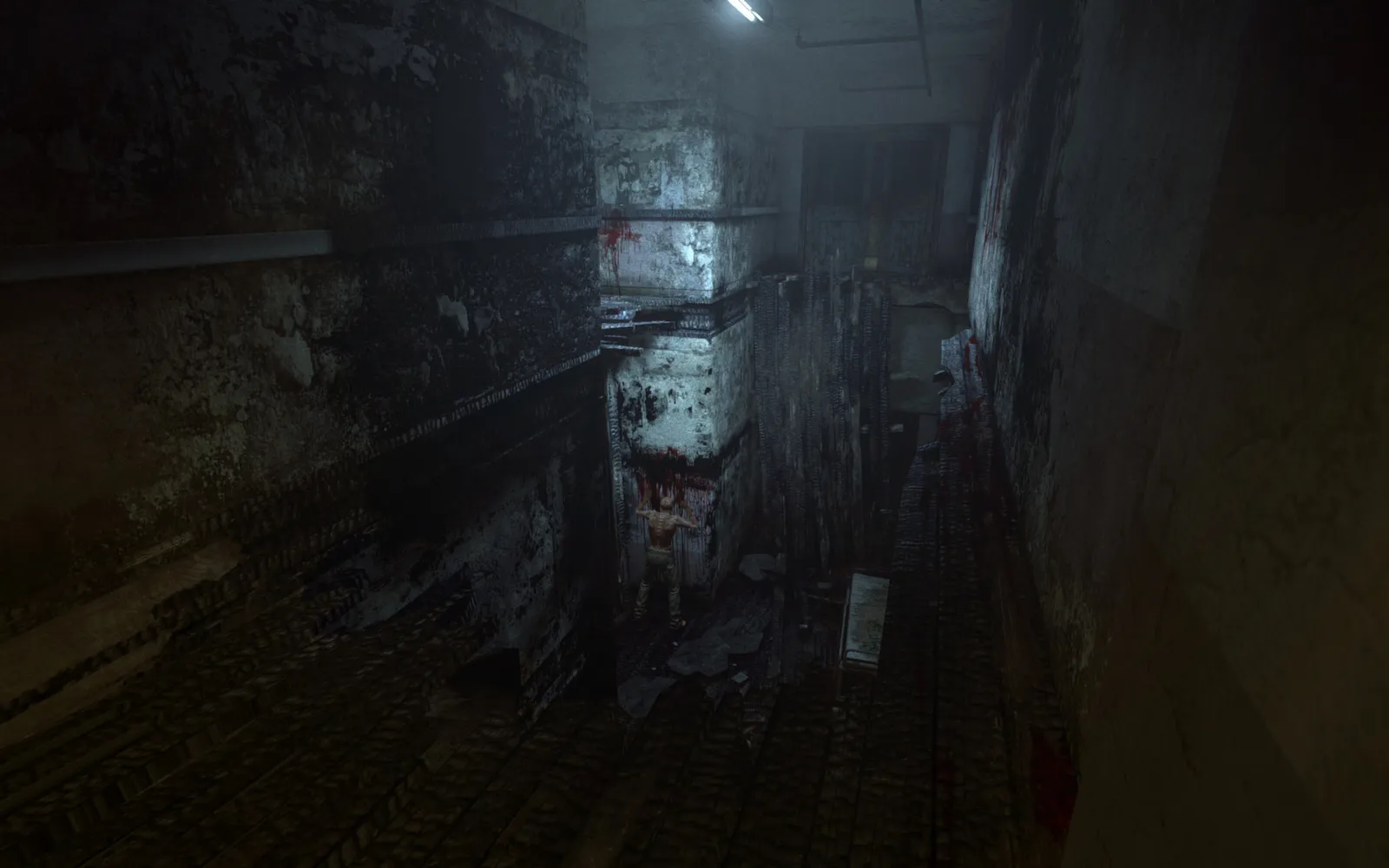 Corredor escuro e deteriorado em Outlast, com paredes manchadas de sangue, entulho no chão e iluminação fria.