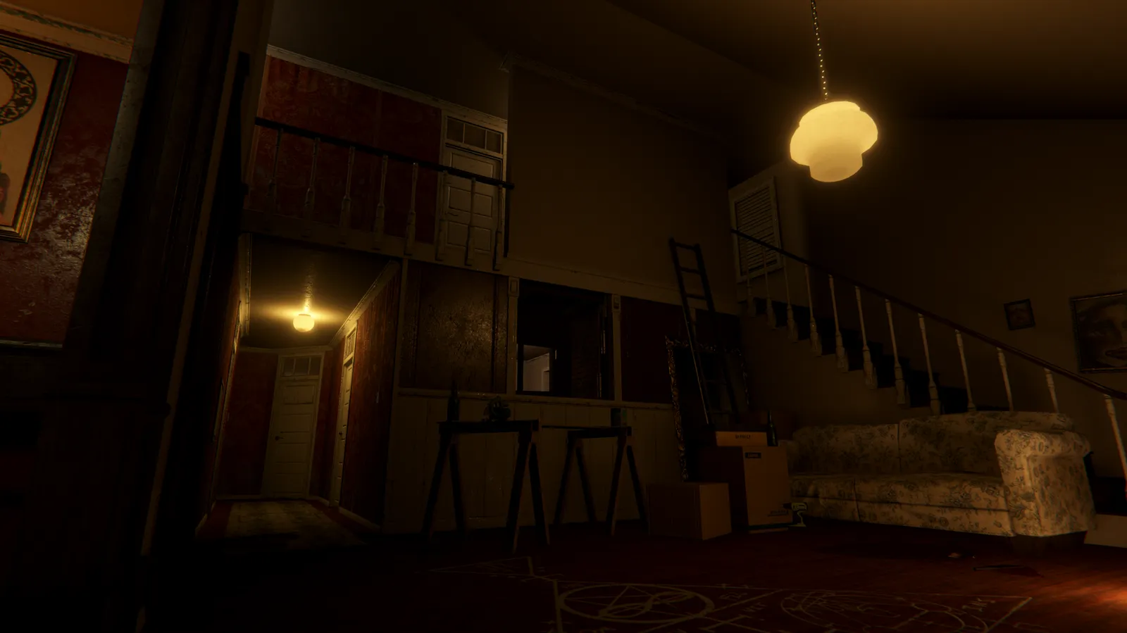 Interior escuro de uma casa com sofá estampado, escada, caixas e corredor iluminado por luz amarelada.