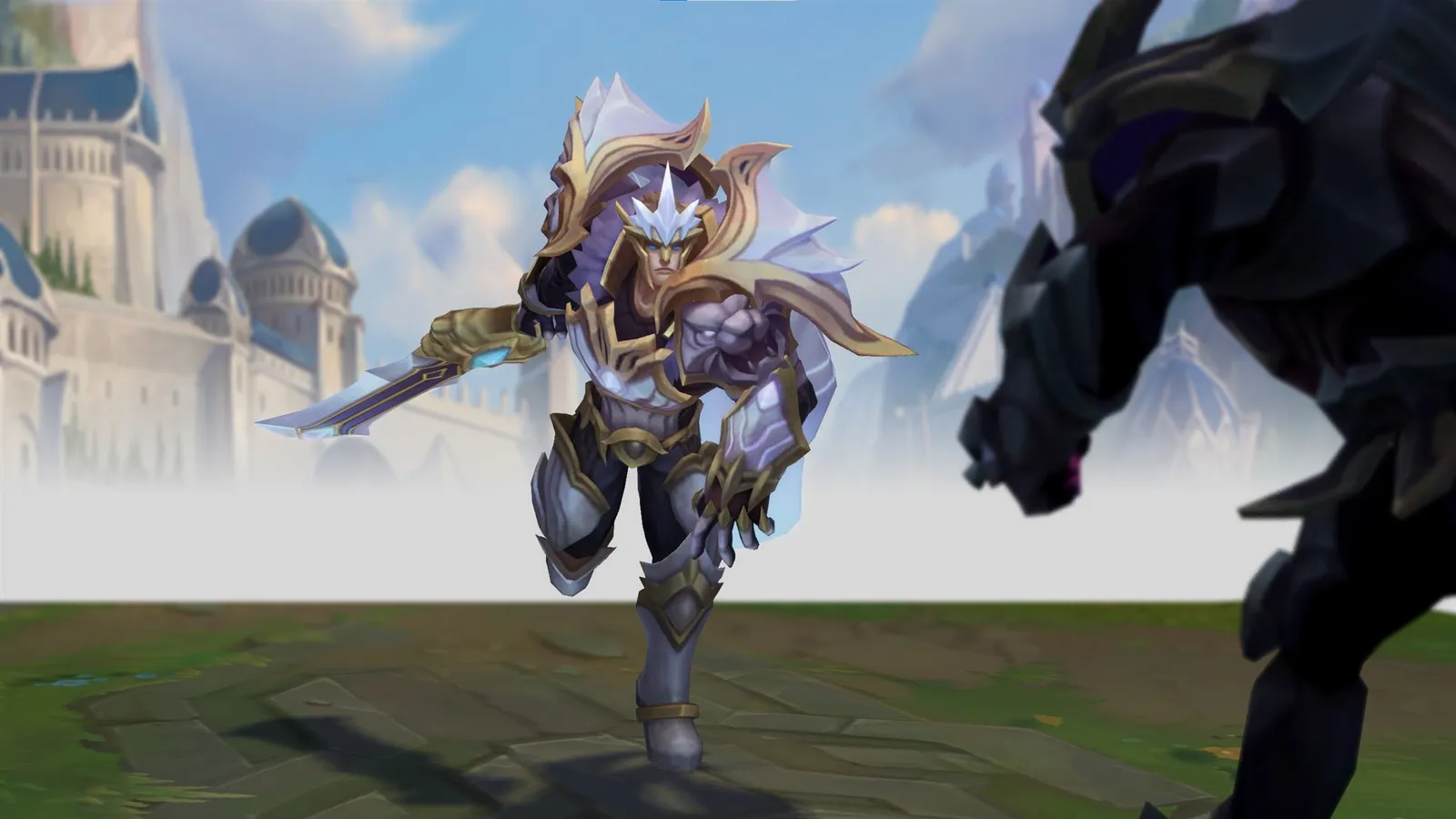 Campeão de armadura dourada corre em direção a um inimigo em uma rota de League of Legends.