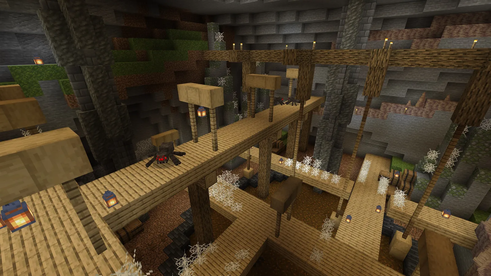 Caverna de Minecraft com passarelas de madeira, trilhos, lanternas e teias de aranha.