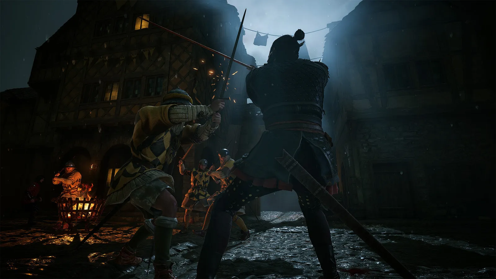 Combatentes com espadas se enfrentam em uma rua medieval escura, iluminada por fogo e luz azulada.