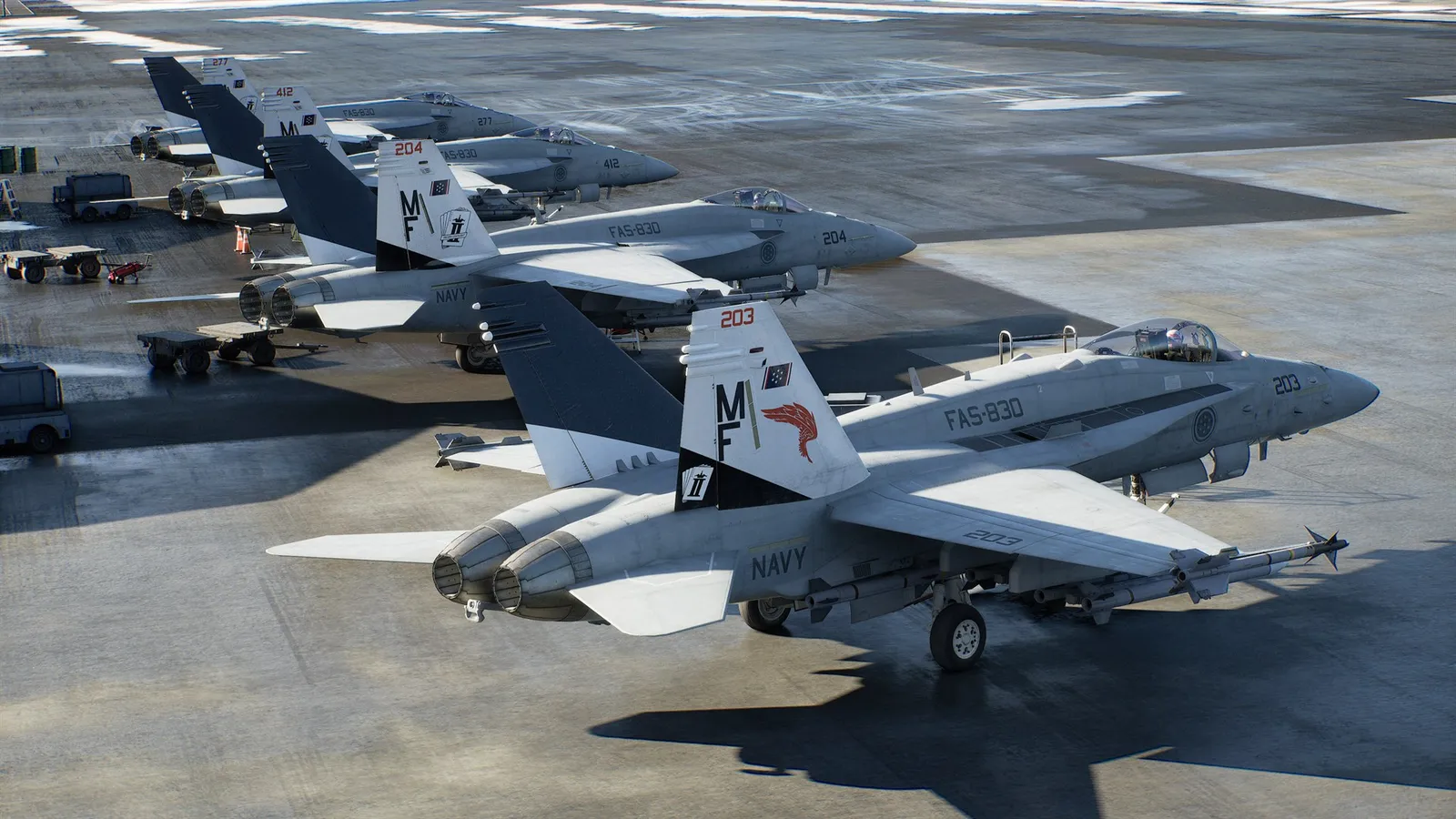 Caças militares estacionados em fila no convés de um porta-aviões.