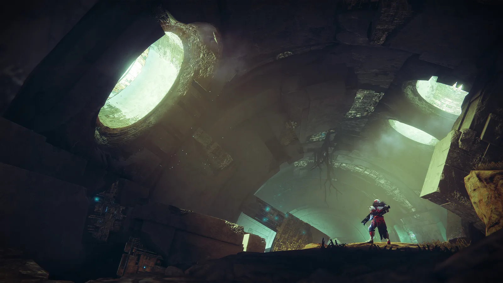 Guardião armado observa uma enorme estrutura industrial iluminada por luz verde em Destiny 2.