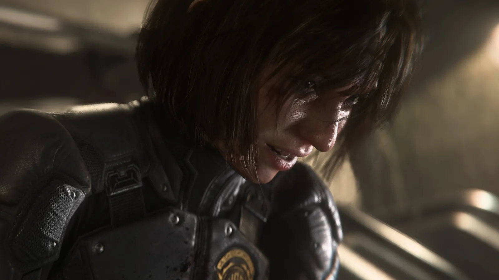 Personagem de cabelo escuro com uniforme espacial preto, em close dentro de uma nave.