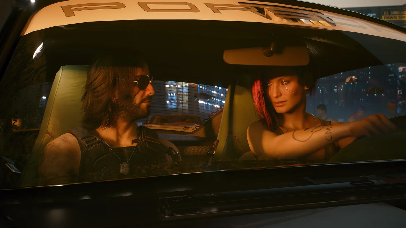 Johnny Silverhand e V sentados dentro de um carro à noite em Night City.