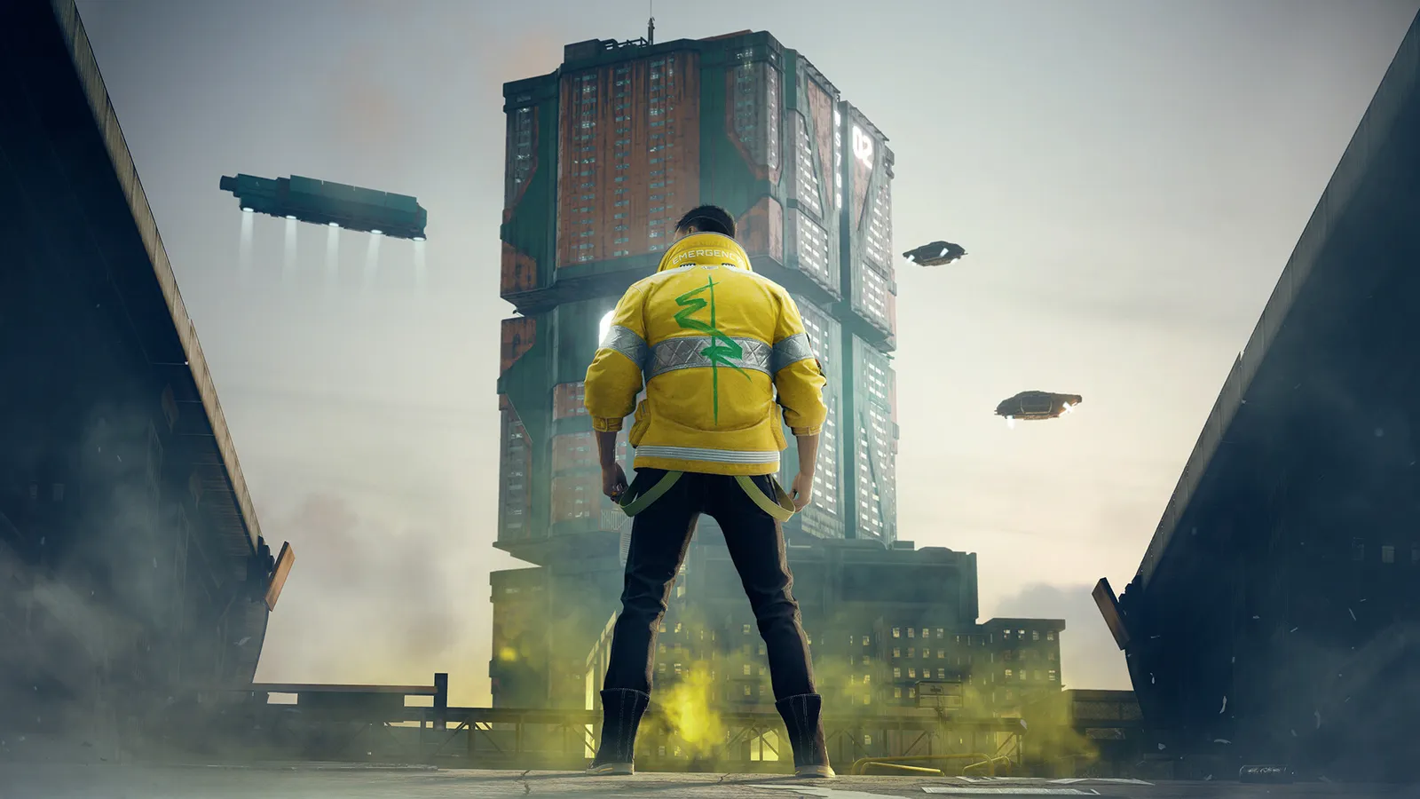 Personagem de jaqueta amarela observa prédios futuristas e veículos voadores em Cyberpunk 2077.