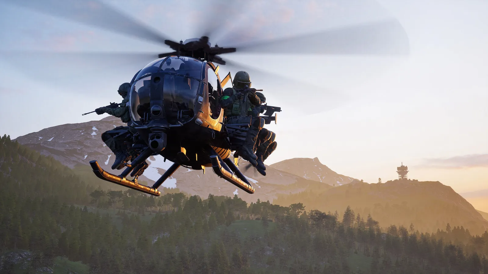 Helicóptero militar voa sobre montanhas ao amanhecer com soldados armados pendurados nas laterais.